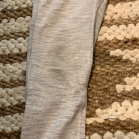 Wunder Under Crop Leggings (High-Rise)- 23” - Picture 5 of 5